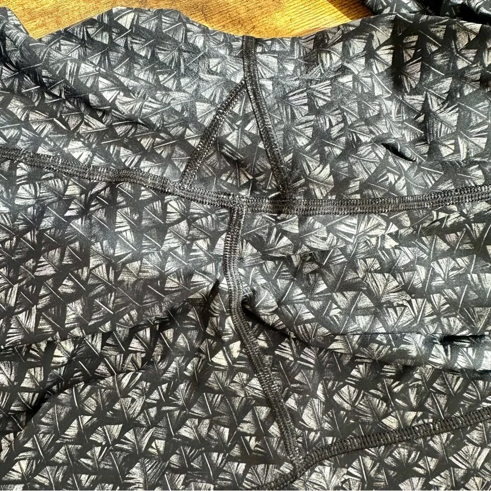 Lululemon Featherlight Light 7/8 Tight, Iridescent Multi Black Luxtreme, 10